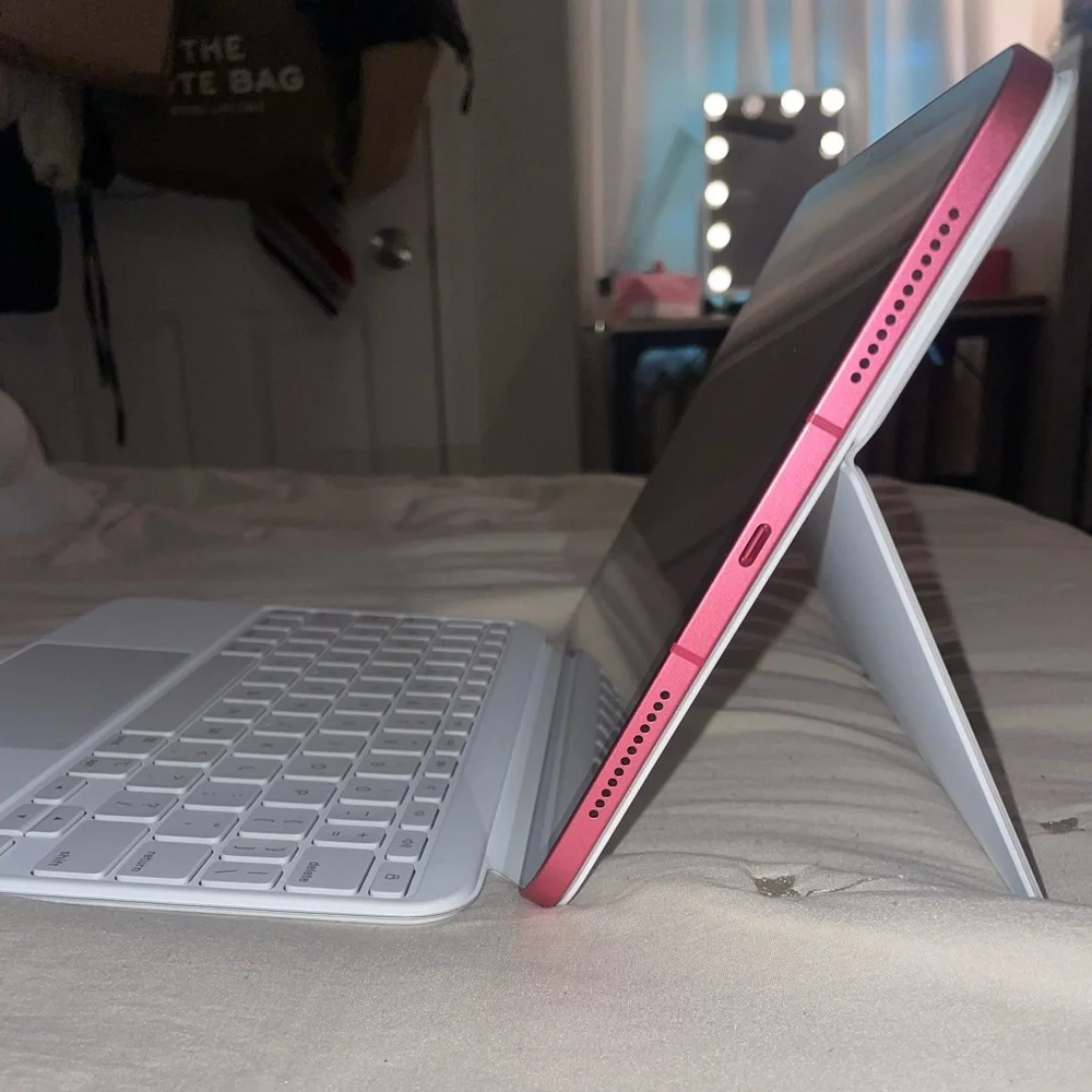 Apple Magic Key Board IPad 10th Generation (iPad not included)